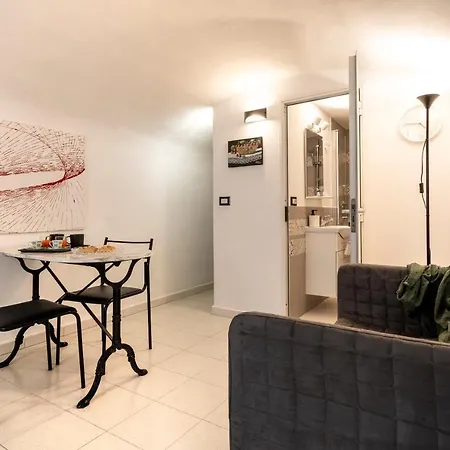 Appartement Guesthost - White&grey Comfy