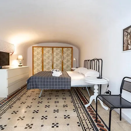 公寓 Guesthost - White&grey Comfy 巴里