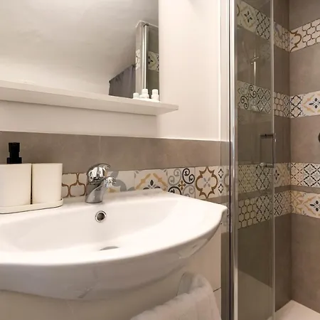 Apartment Guesthost - White&grey Comfy